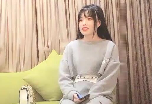 长 相甜 美极 品苗 条的美 女换 上 黑 丝连 体开 档被卷 毛哥狠 狠抽 插求 饶